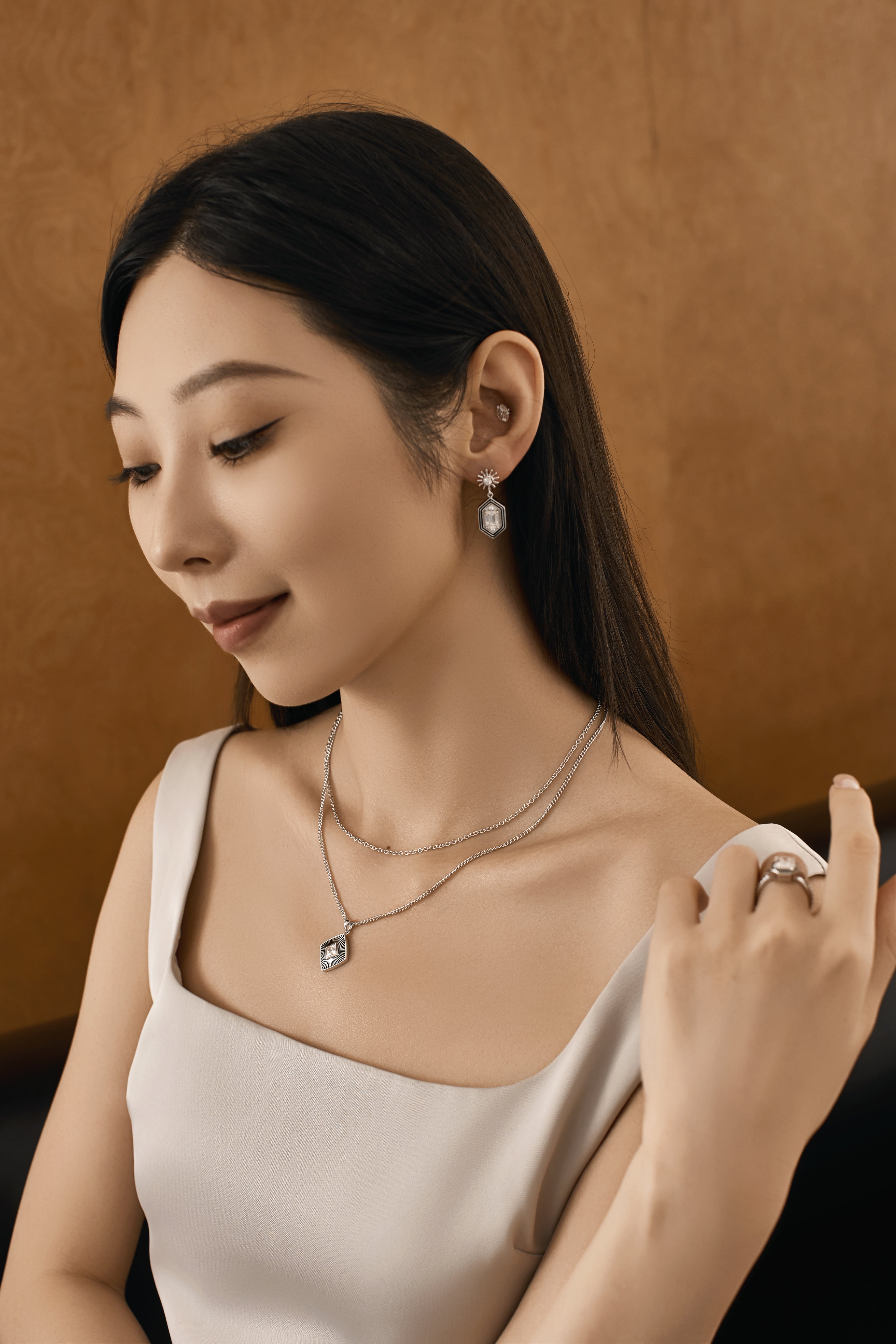 Collar de plata de doble capa con efecto sol