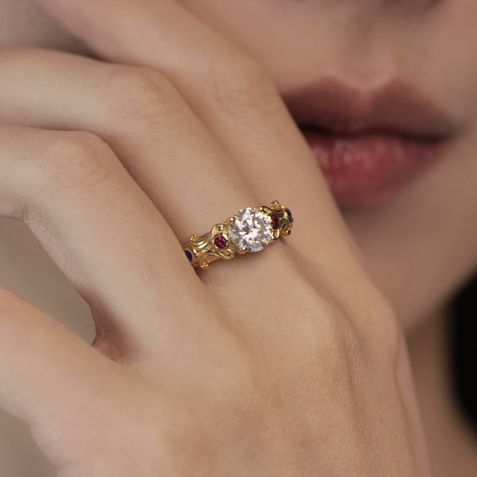 Anillo de oro grabado