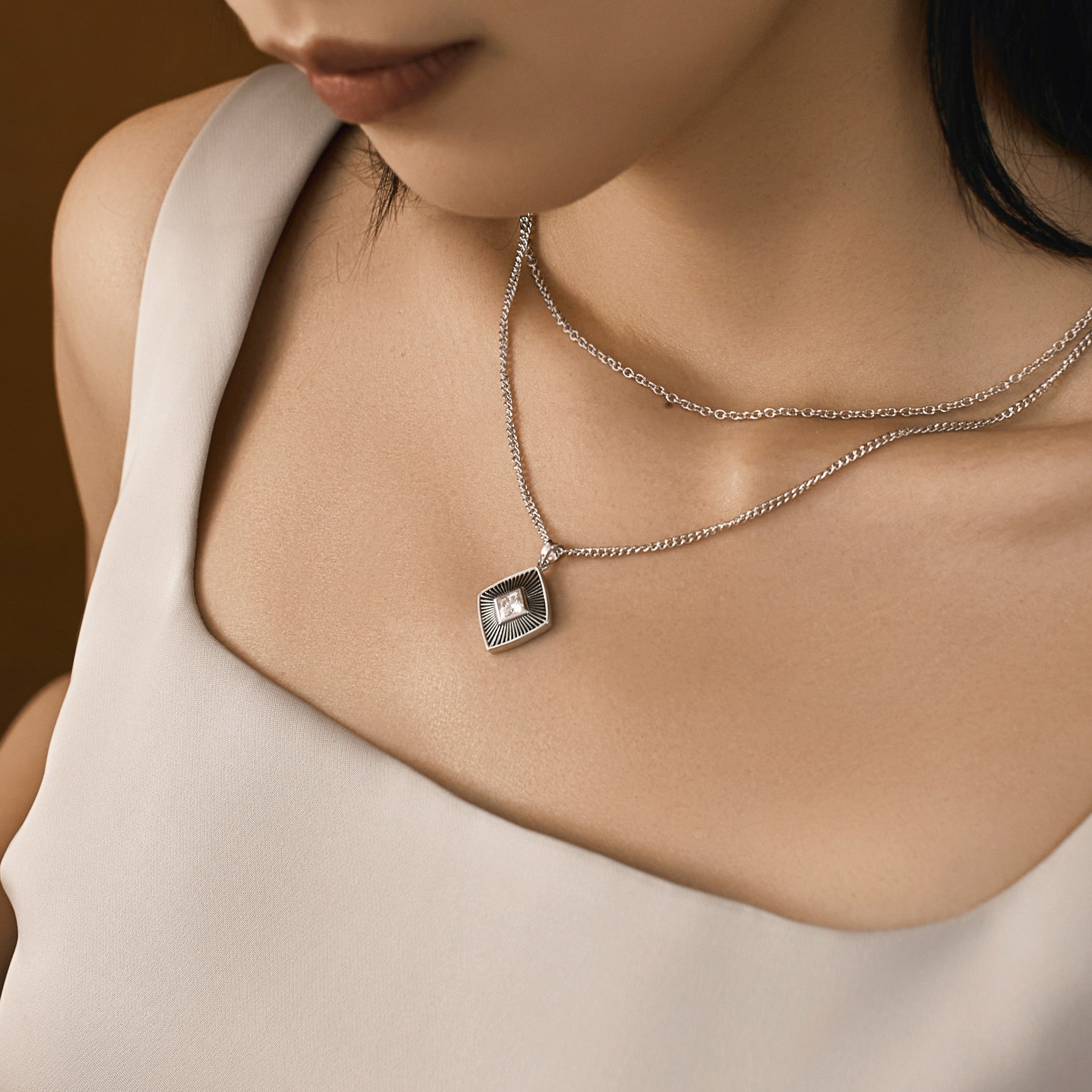 Collar de plata de doble capa con efecto sol