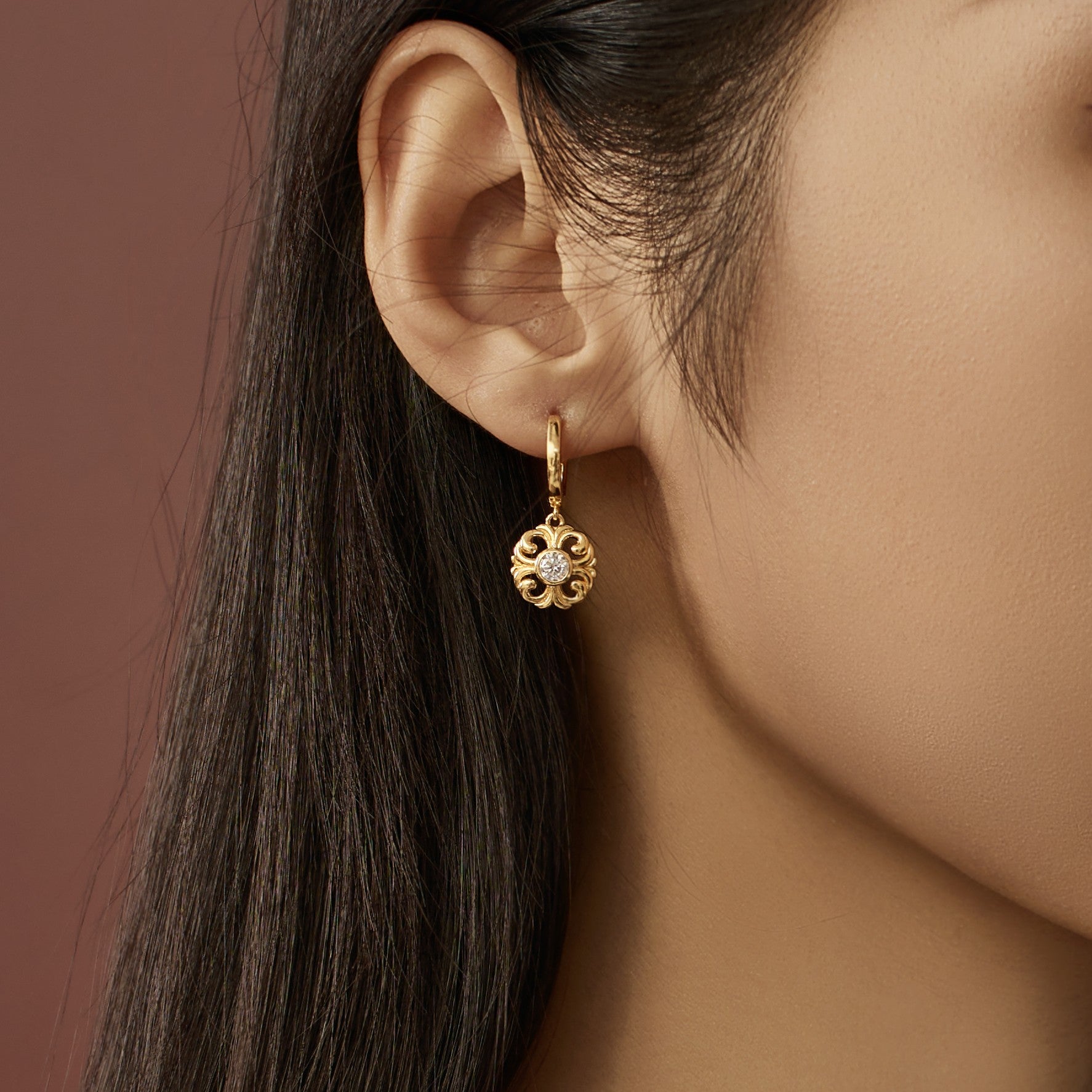 Gota para el oído de oro grabada