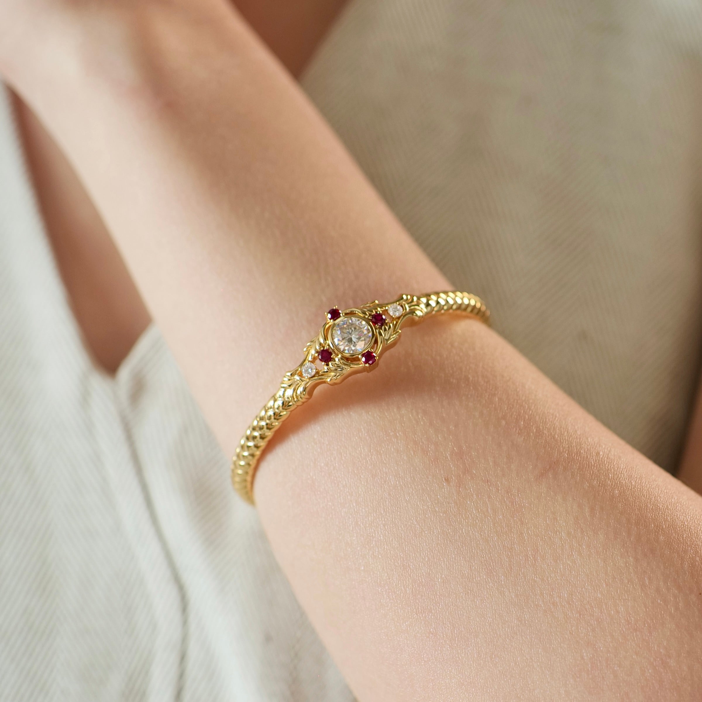 Brazalete de oro grabado 