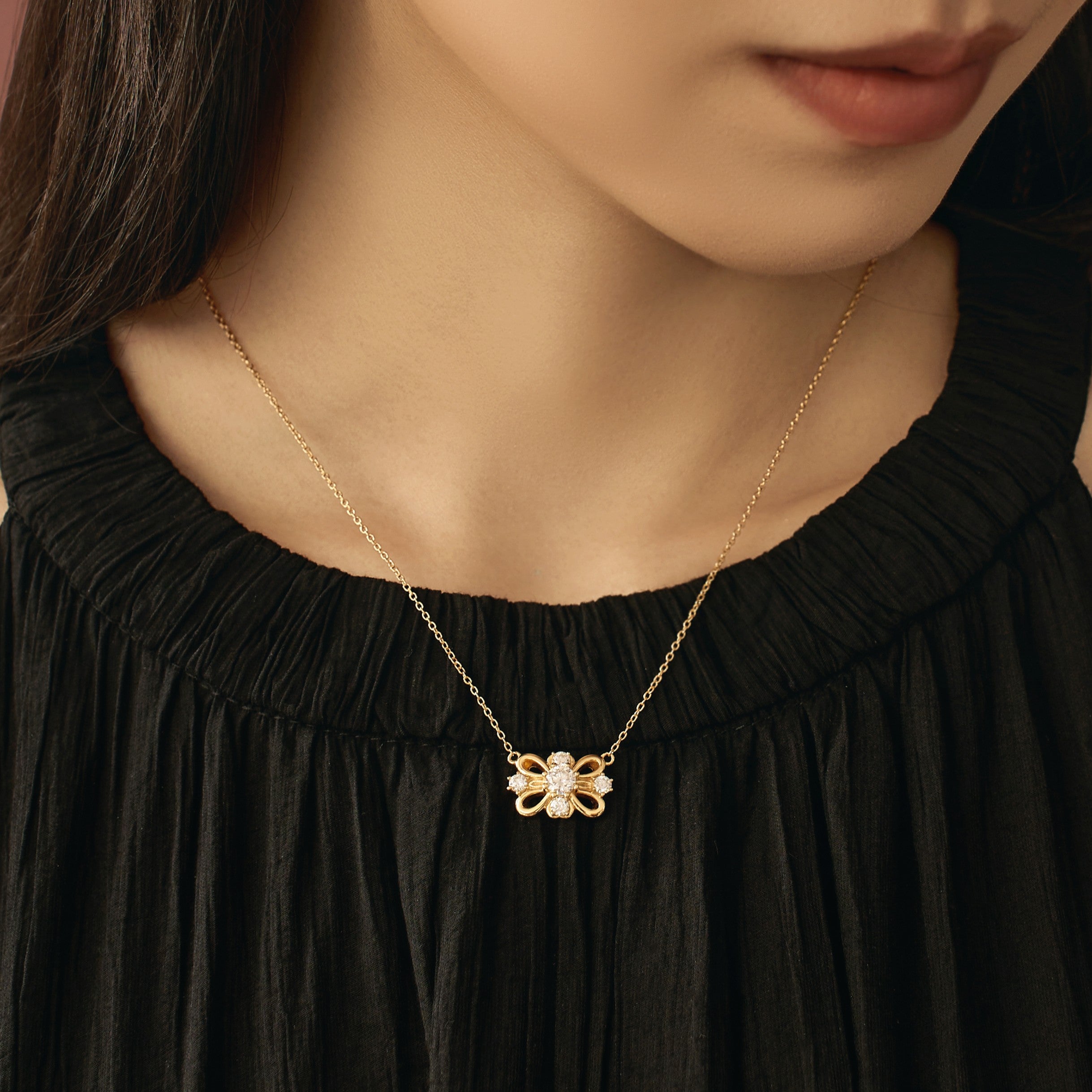 Collar de oro en forma de pétalo 