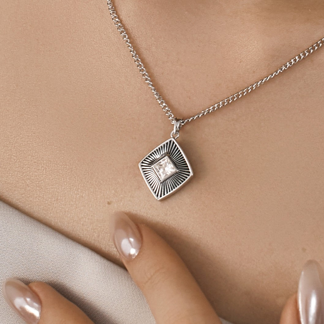 Collar de plata de doble capa con efecto sol 